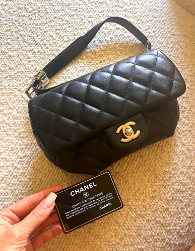 Chanel black quilted turn - black,