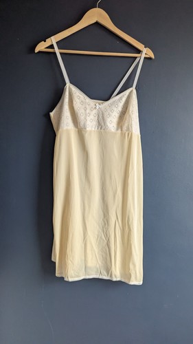 Vintage pale yellow - pale,