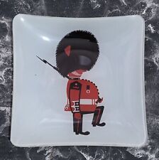 Kenneth Townsend Glass Dish Ornament – Beefeater Guard Retro Mid-Century Art