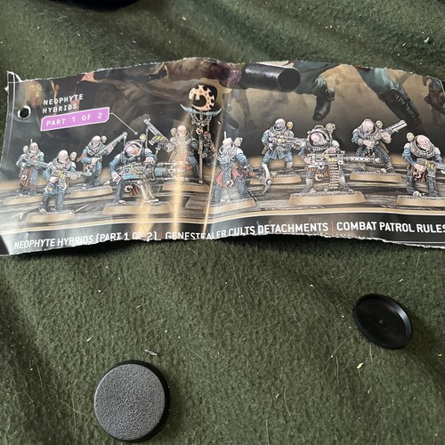 Genestealer miniatures - genestealer,