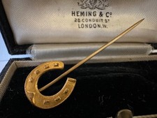 LOVELY GOLD TONE  VINTAGE ANTIQUE HORSE SHOE  EQUESTRIAN HATPIN TIEPIN 7