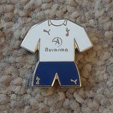 Tottenham Hotspur Kit Pin Badge  (Ref #14)