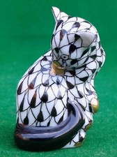 HEREND SMALL SEATED PREENING