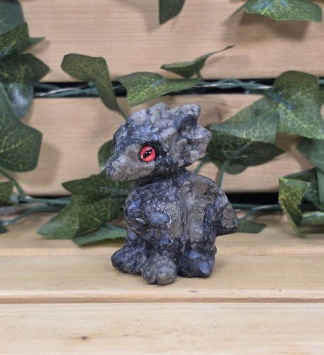 Que sera carved dragon - que,
