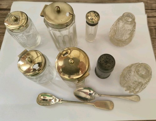 Collection salt shakers and - of,