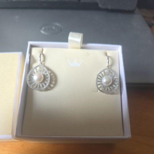 Jersey pearl drop earrings - pearl,