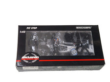Minichamps 1:43 Pit Stop F1 Figures McLaren Front Tyre Change Set