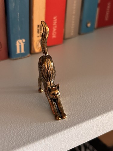 Small brass stretching cat - small,