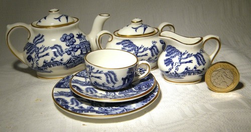 Coalport miniature tea set - ,