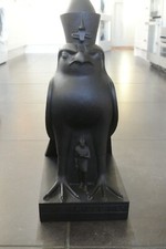 Horus protecting Nectanebo II