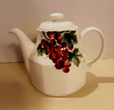 ROYAL DOULTON EVERYDAY FINE CHINA TC 1193 VINTAGE GRAPE TEAPOT