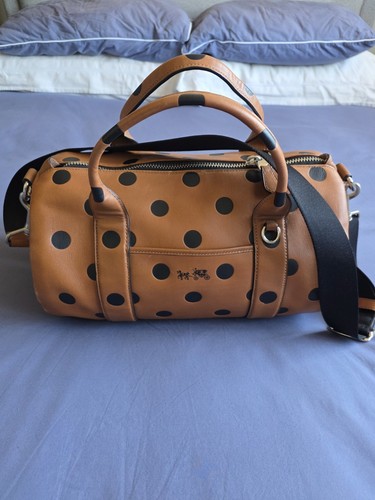 Coach barrel in saddle - -,