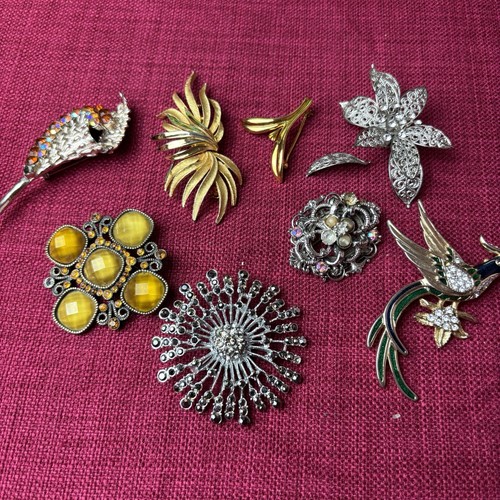 Broken brooches vintage - broken,