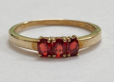 9CT GOLD RUBY RING - SIZE S - TRIOLOGY STUNNING
