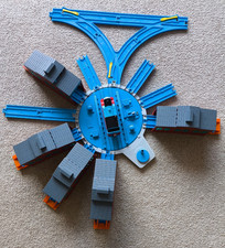 THOMAS THE TANK Engine Trackmaster Tomy Turntable And Engine Sheds (7587)
