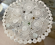 VINTAGE WHITE COTTON HAND WORKED CROCHET LACE DOILY/TABLE MAT ~15" DAISY EDGE
