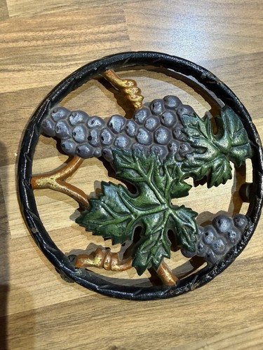 Round small trivet with - round,