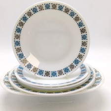 Vintage Pyrex 'Chelsea' Plates - X4 21cm, X1 24cm X1 Oval Steak/Serving Plate