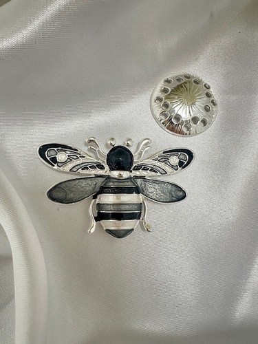 Magnetic bee brooch scarf - magnetic,
