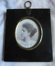 ANTIQUE MINIATURE PORTRAIT OF A LADY. ANTIQUE FRAME. DECORATIVE HANGING RING