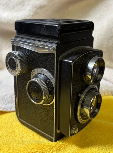 Yashica twin lens - a, reflex