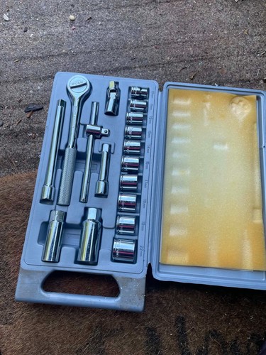 Halfords piece socket set - 17,