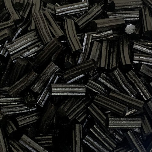 Liquorice cutting bites retro - cutting,