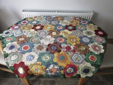 HAND MADE VINTAGE PATCHWORK QUILT TABLE CLOTH COVER PLAY MAT - HEXAGON 45" WIDE