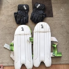Wicket Keeping Gloves And Pads. Professional Top Of The Range