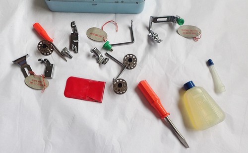 Tin vintage sewing - of, machine