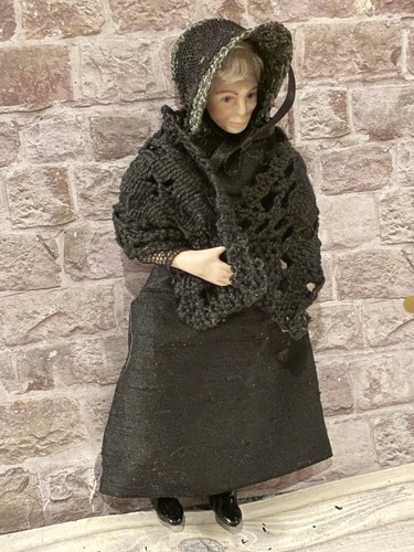 Dolls house scale - dolls,