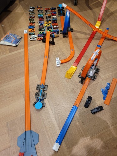 Hotwheels track and car set - hotwheels,