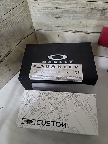 Authentic oakley large - authentic,