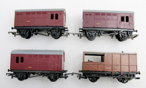 Triang horse boxes guards - +,
