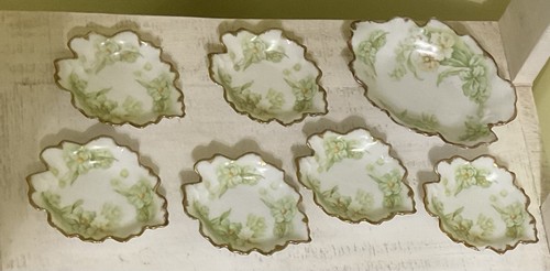 Antique scalloped leaf shaped - leaf,