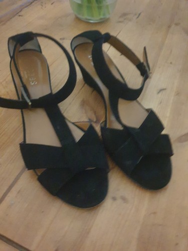 Size sandal by - by, hobbs