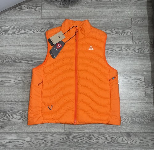 Size medium nike - acg, lava