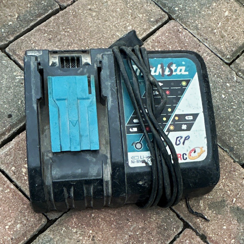 Makita 18v battery charger - 18v,