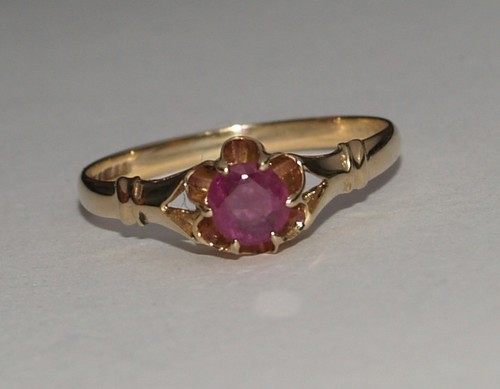 9ct yellow gold pink sapphire - 9ct,