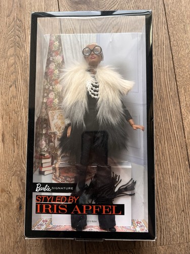 Iris apfel signature - iris,