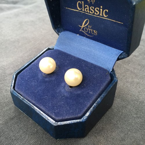 Classic lotus faux pearl - faux, stud