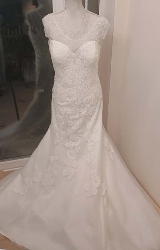 Stunning ivory wedding dress - ivory,