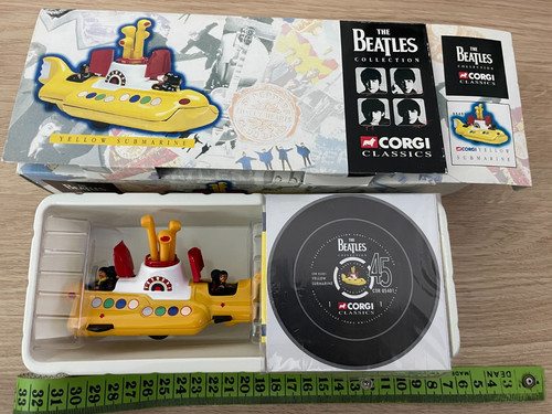 The beatles corgi classic - beatles,