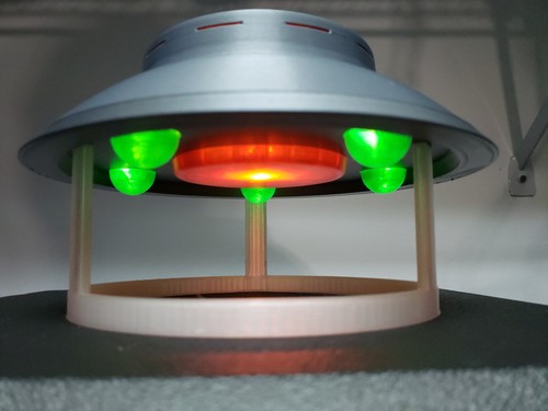 The invaders ufo flying saucer - ufo/flying,