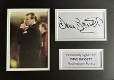 DAVE BASSETT HAND SIGNED WHITE CARD IN A4 NOTTINGHAM FOREST MOUNT DISPLAY