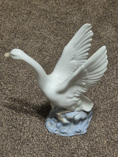 Lovely lladro nao porcelain - nao,