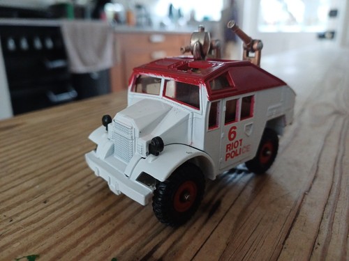 Corgi 422 quad tractor riot - 422,