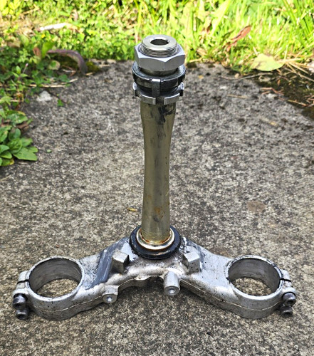 Bottom yoke steering stem fork