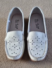 White Leather Flat Moccasin Shoes Size 5 VGC Pili Pala