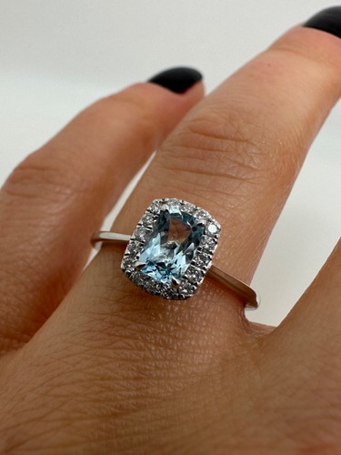 9ct white gold halo - gold, cushion